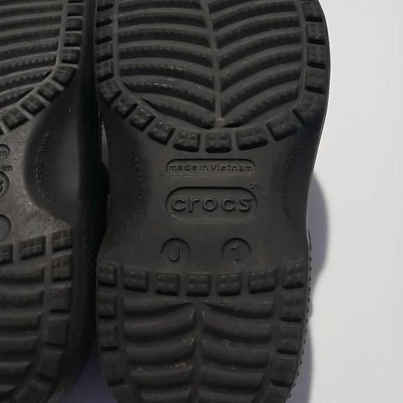 Kids Unisex Black Crocs. Youth Size 1 - Picture 7 of 8